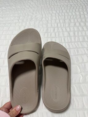 OOFOS Slide Sandals in Taupe Beige